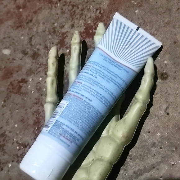 First Aid beauty Deep Cleanser - Picture 3 of 3